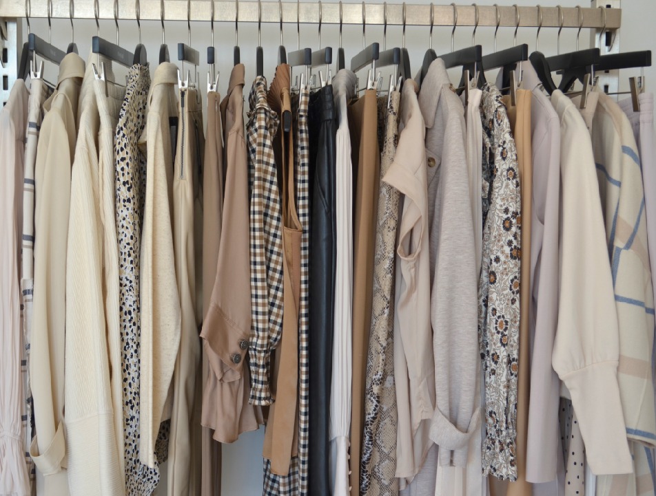 Value Retail, lady on balcony